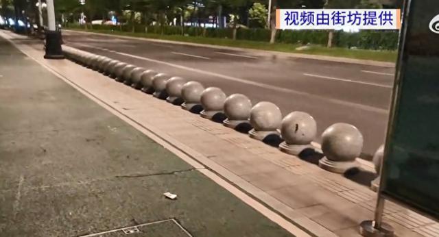 官方回應(yīng)公交站旁設(shè)置數(shù)十米石墩陣