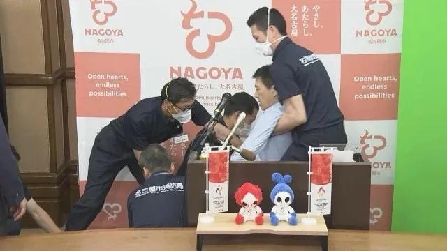 日市長記者會上被質(zhì)詢時暈倒