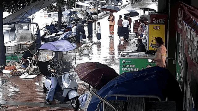5岁女孩街头敲警车求助 母女获特警及时援助