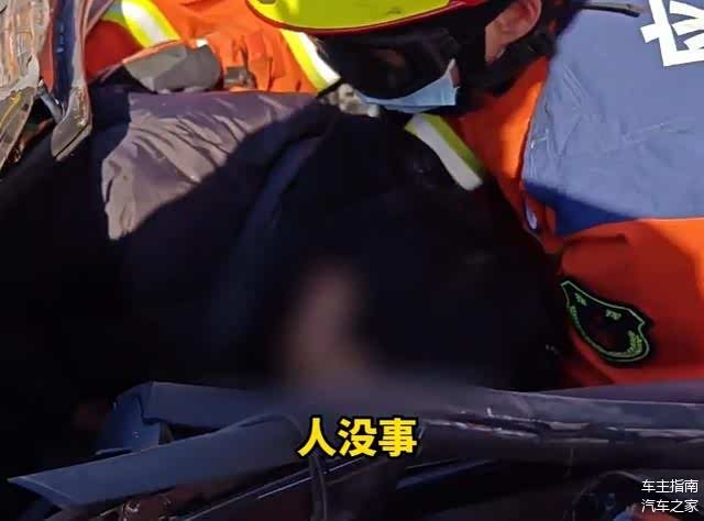 小车与吊车相撞车头被压扁大半 奇迹生还引发热议