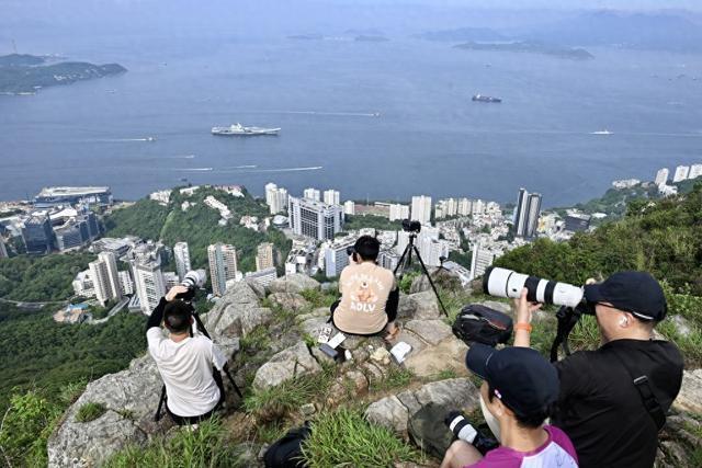 山東艦抵港市民爭(zhēng)相拍照留念 航母編隊(duì)首訪香港