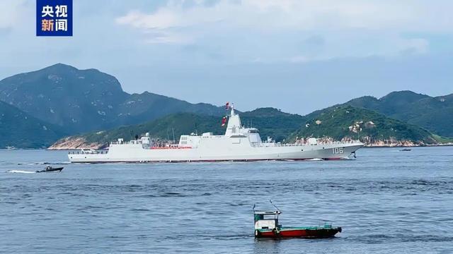 山东舰抵港市民争相拍照留念 航母编队首访香港