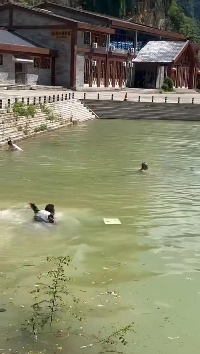 私家車落水3人合力救出1大4小 生死時速救援