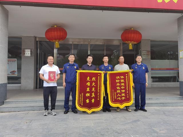 河南00后消防員趕考路上滅火