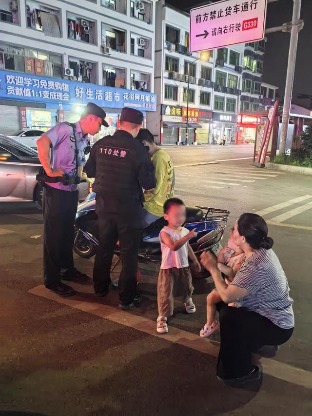 男孩在馬路中央奔跑 熱心家長(zhǎng)報(bào)警 好心人及時(shí)救助