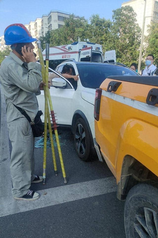 公交車司機鐵棍破窗救出癲癇司機