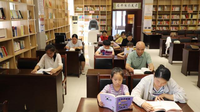 河南為戶(hù)外勞動(dòng)者撐起“遮陽(yáng)傘” 清涼驛站送福利