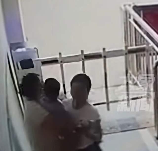 被女子強(qiáng)摟親吻男孩媽媽最新發(fā)聲 孩子確診水痘高燒不退