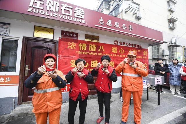 河南為戶外勞動(dòng)者防暑降溫 撐起“遮陽傘”