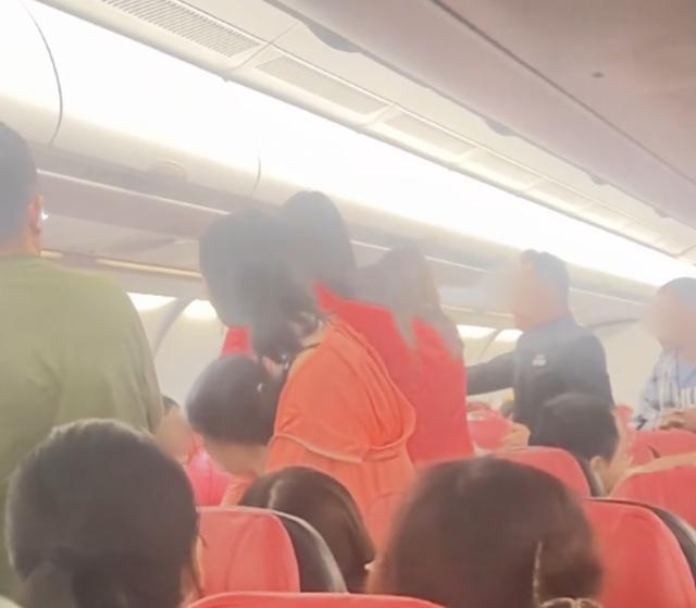 旅客飛機(jī)上抓扯叫罵3人被行拘 航班糾紛引發(fā)肢體沖突