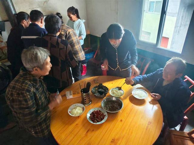 村干部暴雨夜1小时转移33人 紧急行动保平安