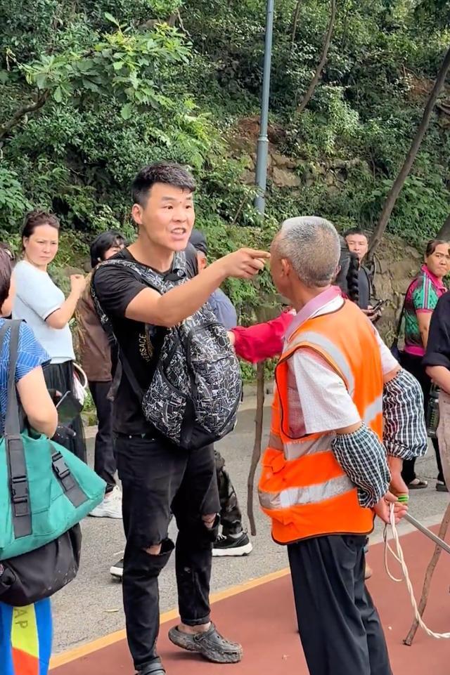 工作人员管理猴子被游客指责 游客过激反应引争议