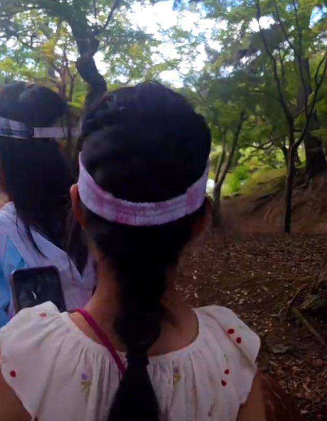 汪峰罕见带4娃同行 次女表情拘谨 家庭重组的复杂心情