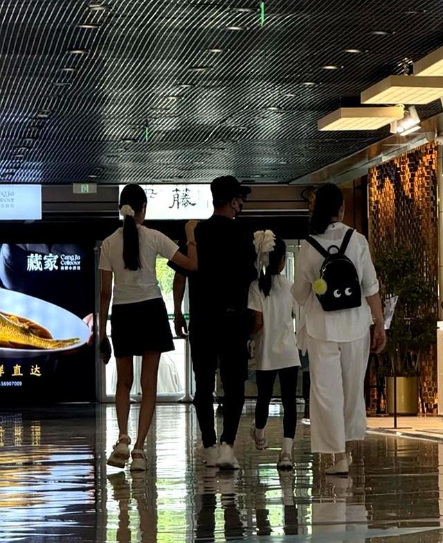 汪峰罕见带4娃同行 次女表情拘谨 家庭重组的复杂心情