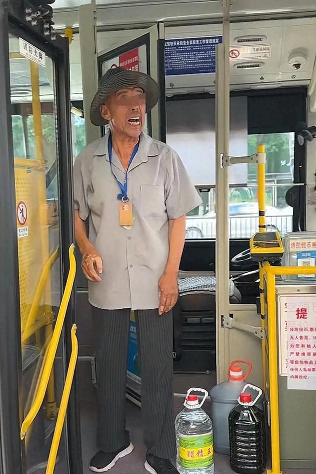 老人携带不明液体乘公交被拒