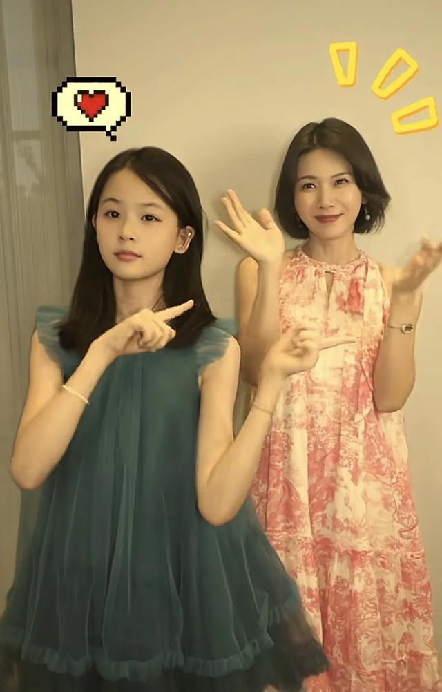 曹曦文女儿12岁近照 颜值惊艳似明星