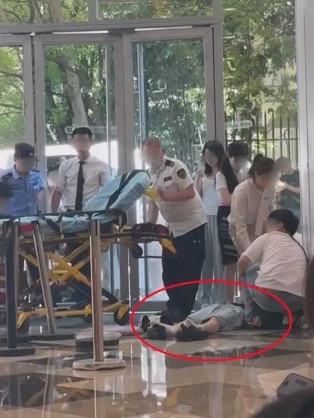 商场回应顾客冒高温排长队晕倒