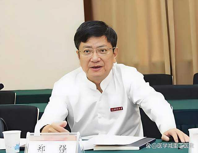 怼遍全网的郑强，退休后蹲守山沟：他的“怂”，打了多少人的脸？