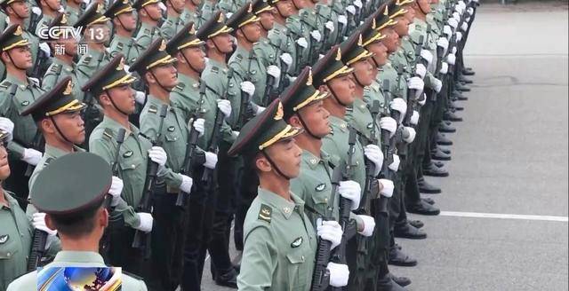 阅兵方队横看一条线竖看一个人 太帅！一个方队共用一个脚步声