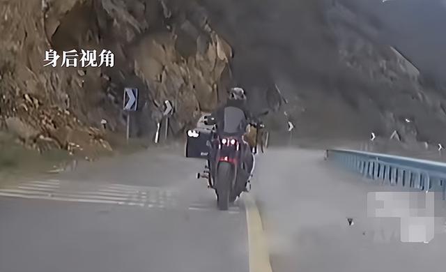 男子载女骑行遇山体落石，穿过'石头雨'仅轻微擦伤