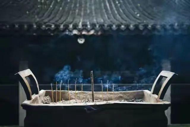 “寺庙金灰”这个冷门词突然走进大众视野