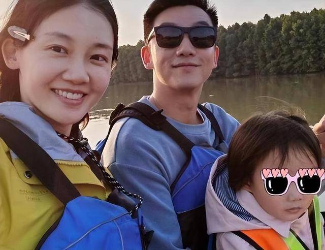 苗苗妹妹否认刷姐夫<strong>郑恺</strong>8万买包 澄清谣言引发热议