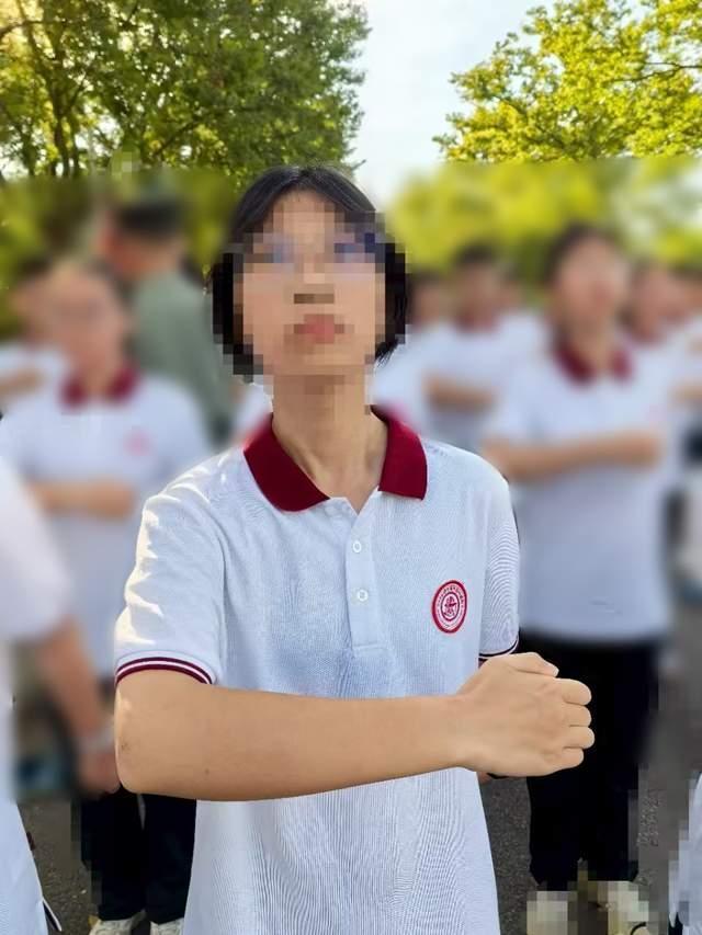 上海女生军训倒地死亡，家长质疑急救不力 高温天气成悲剧导火索