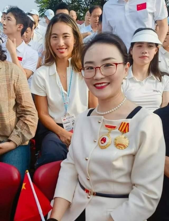 郑钦文张雨霏坐一起观礼 共襄盛举见证历史