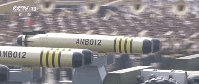 罕見(jiàn)金黃涂裝！閱兵這個(gè)裝備到底是啥 輕型魚(yú)雷亮相