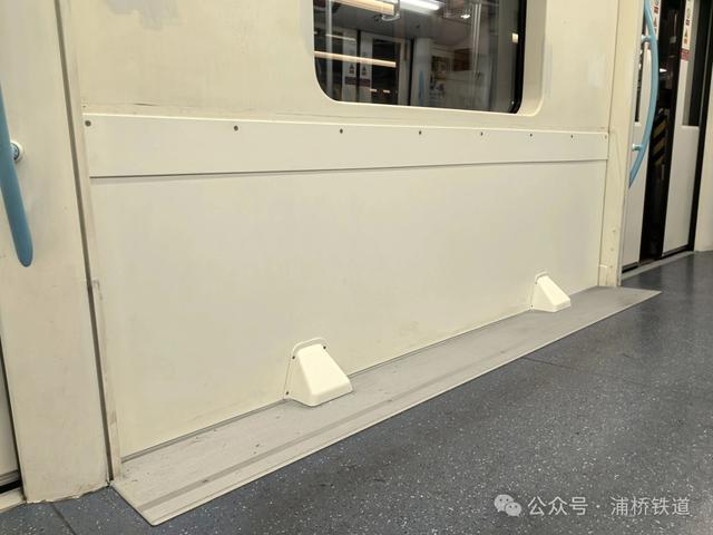 上海地铁9号线拆除部分座位 增加载客量尝试