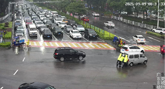 车辆雨天涉水熄火 交警上前帮推车