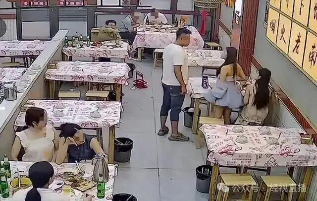 女子被陌生男子摸头 警方已介入 涉事双方起争执
