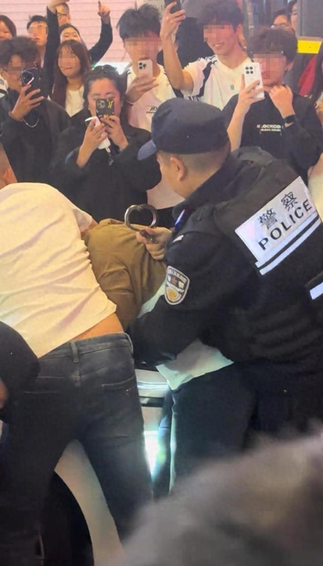 警方回答说，这两名妇女被戴上手铐到城镇地区