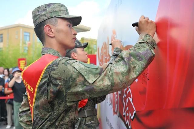 浙江奉化34名大学生新兵启程入伍 热血铸荣光