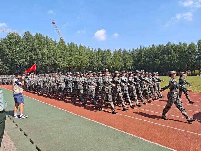 吉林省多所高校新生军训结束 汇演现场震撼回顾