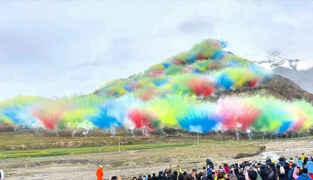 雪山烟花 艺术创作还是自然亵渎？
