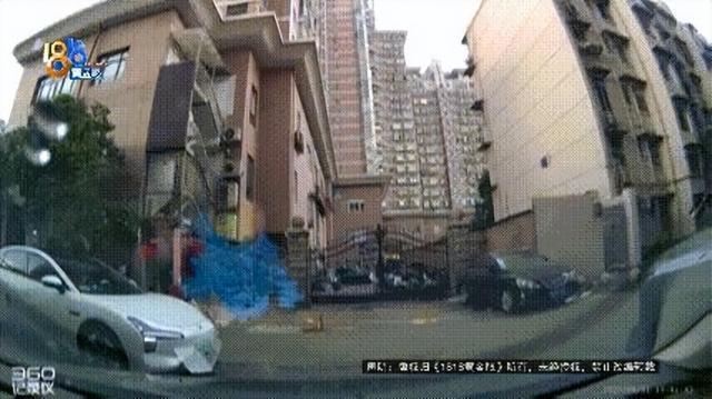 男子站车边卸货被一摞瓷砖砸倒 外墙脱落引发车辆受损争议