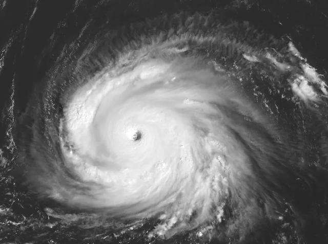 台风桦加沙把床垫吹上马路 年度“风王”来袭