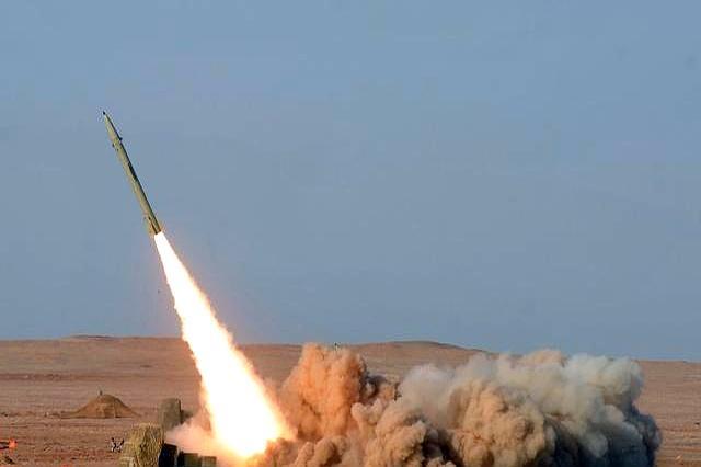 乌媒称伊朗洲际导弹飞行轨迹异常 夜空奇观引发热议