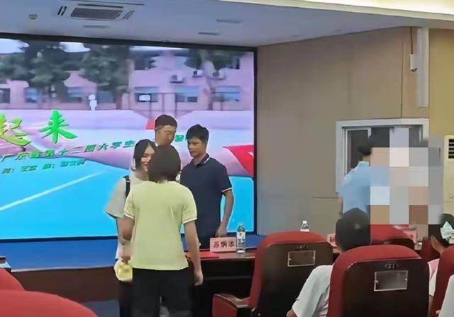 全红婵家人送游客月饼
