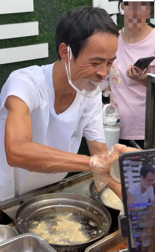 “鸡排哥”回应嘴唇发黑 情绪价值满溢网络