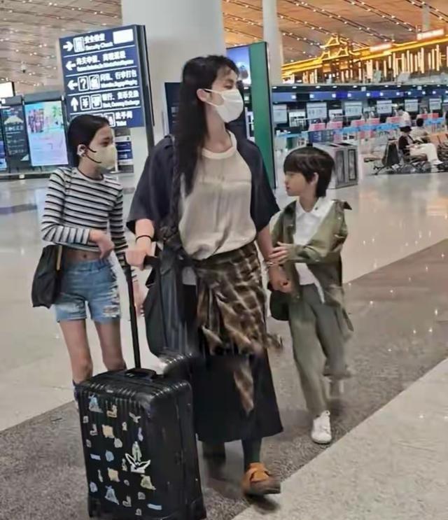 黄磊8岁儿子身高 行李箱上的“社恐萌娃”