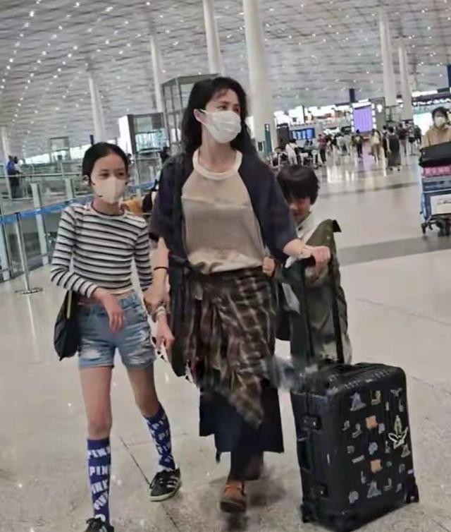 黄磊8岁儿子身高 行李箱上的“社恐萌娃”