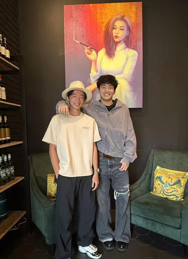 杨阳洋国庆去马来西亚找Joe玩 童年好友再聚首