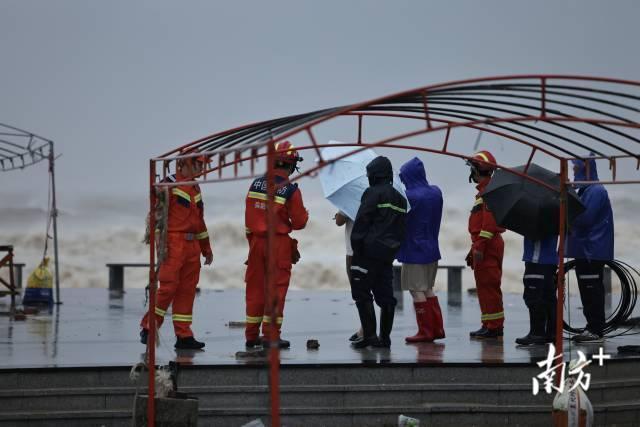 台风麦德姆影响下的湛江 沿海地区严阵以待