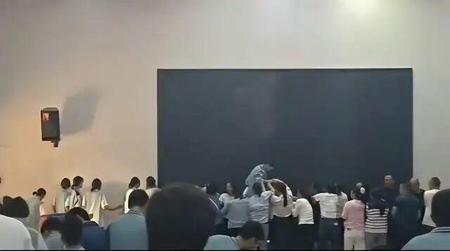 中学通报学生从家长身上踩过
