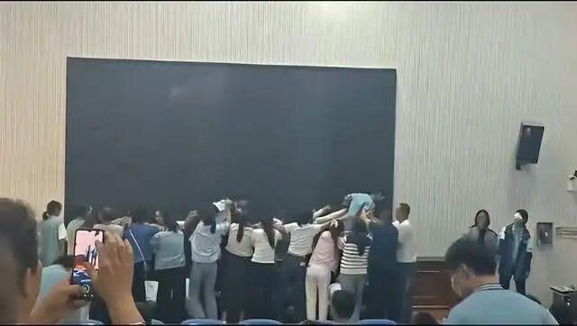 家长跪地被学生轮流踩踏 教育局回应 愧疚式教育引争议