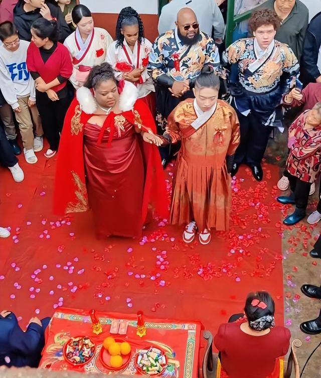 真爱无敌！小伙迎娶47岁黑人大妞 爱情超越偏见