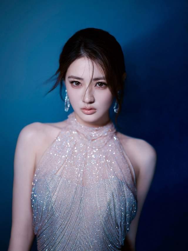 徐璐亮相上海时装周 美神降临引爆热搜