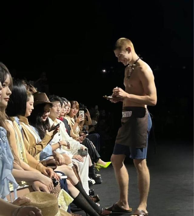 沈月看到半裸男模的反应上热搜 纯情少女破防实录